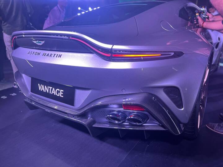 एस्टन मार्टिन की ये सुपरकार 3.5 सेकंड में 0 से 100 kmph की रफ्तार से दौड़ने में सक्षम है. इस लग्जरी कार में 11-स्पीकर 390w ऑडियो सिस्टम लगाया गया है.