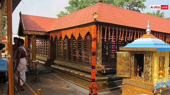 दक्षिण भारत का कोट्टनकुलंगरा देवी मंदिर में किसी भी उम्र के पुरुषों को प्रवेश नहीं दिया जाता है. इस मंदिर में प्रवेश केवल किन्नर और महिलाओं को ही दिया जाता है. ऐसे में पुरुष इस मंदिर में महिलाओं का भेष धारण करके ही दर्शन कर सकते हैं