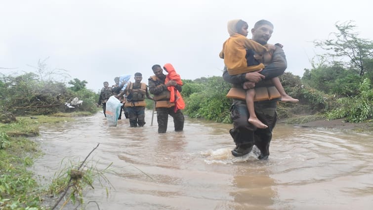 Army personnel rescued 8 persons trapped in water flow at jamnagar Jamnagar: જોડીયા ખાતે પાણીના પ્રવાહમાં ફસાયેલા 8 વ્યક્તિઓને બચાવવા દેવદૂત બનીને આવ્યા સેનાના જવાનો