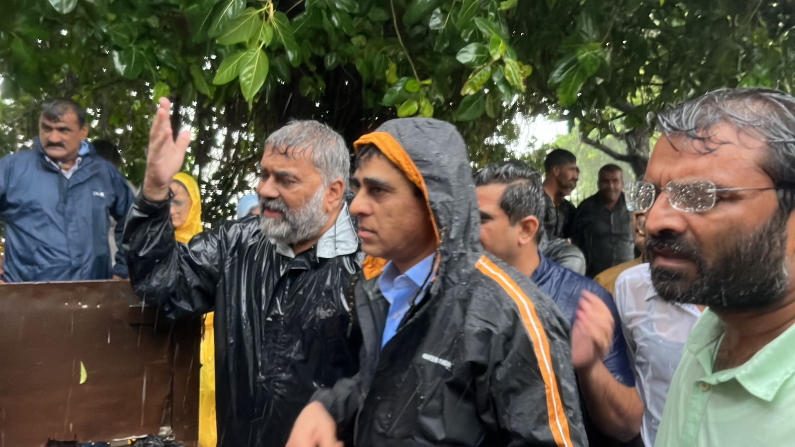 Gujarat Rain: પૂરગ્રસ્ત કચ્છની મુલાકાતે પહોંચ્યા પ્રફુલ પાનશેરિયા, બિમાર બાળકીને આર્મીની એમ્બ્યુલન્સમાં અપાવી સારવાર