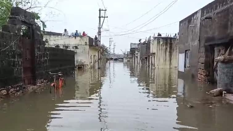 Water entered houses due to torrential rain in Porbandar પોરબંદરમાં ધોધમાર વરસાદથી અનેક સોસાયટી પાણીમાં ગરકાવ, ઘરોમાં ઘૂસ્યા પાણી