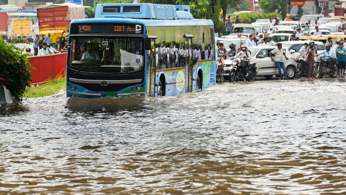 Delhi Rains: भारी बारिश से दिल्ली पानी-पानी, सड़कें बनीं दरिया, आज कैसा रहेगा मौसम?