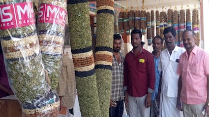 Amazing florist with tall wreath design made with dry fruits in Dindukal ”உலர் பழங்களைக் கொண்டு வடிவமைக்கப்பட்ட ஆள் உயர மாலை”  அசத்திய பூ வியாபாரி..!