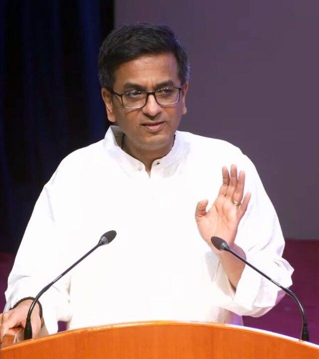 एक्स यूजर कैलाश मेघवाल ने सोमवार (25 अगस्त) को एक स्नैपशॅाट पोस्ट शेयर की थी. उस पोस्ट में फ्रॅाड शख्स ने सीजेआई चंद्रचूड़ बनकर बात की.