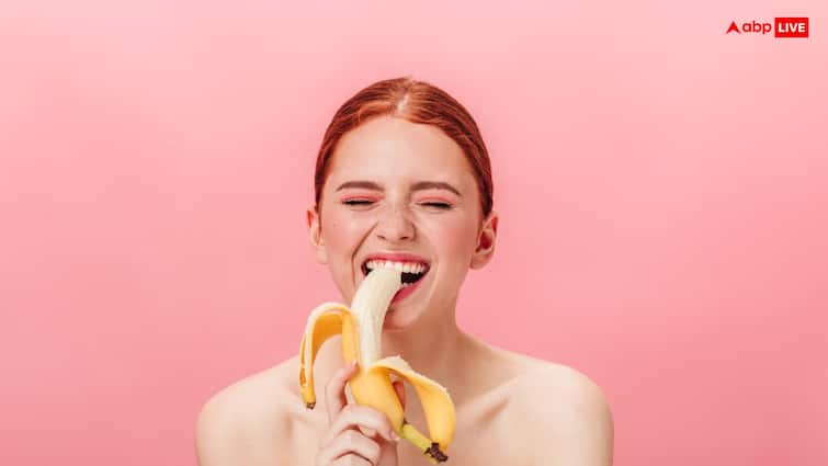 Can Eating a Banana Before Bed Improve Sleep Heres What the Research Says क्या सोने से पहले केला खाने से नींद बेहतर आती है? जानें क्या है सच, रिसर्च में हुआ खुलासा