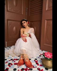 Mouni Roy Photos : ராதையாக மாறிய நாகினி நடிகை மெளனி ராய்!