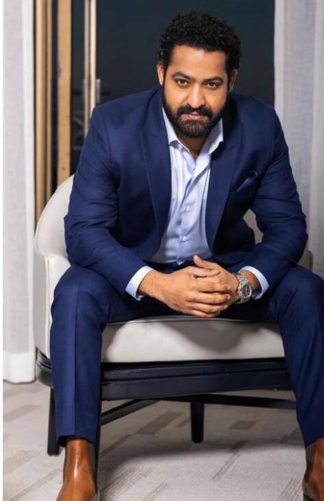 हम जिस पैन इंडिया स्टार की बात कर रहे हैं वो कोई और नहीं जूनियर एनटीआर हैं. एक्टर को उनके फैंस ऑनस्क्रीन तो बेहद पसंद करते ही हैं वहीं उनकी ऑफ-स्क्रीन विनम्रता को उनके फैंस पूजते हैं.