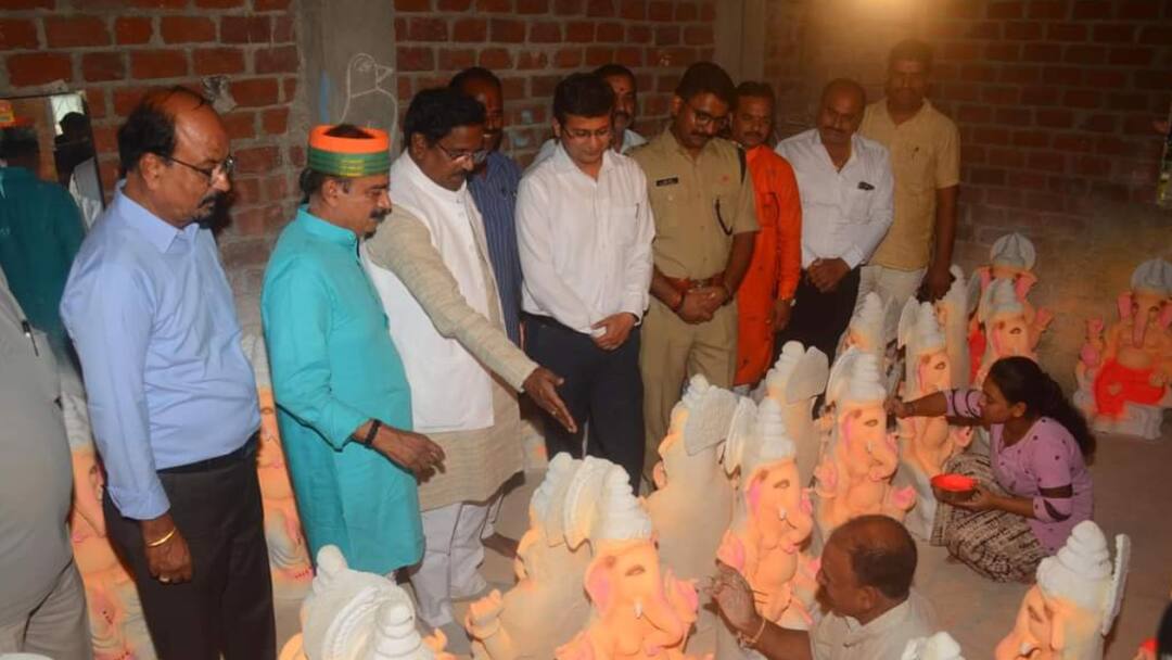 उज्जैन में मूर्तिकारों का हौसला बढ़ाने के लिए कलेक्टर-एसपी ने किया ये काम, लोगों से की खास अपील Ujjain Collector SP Painted Ganesh Idol Appreciate Sculptors Ganesh Chaturthi 2024 ANN उज्जैन में मूर्तिकारों का हौसला बढ़ाने के लिए कलेक्टर-एसपी ने किया ये काम, लोगों से की खास अपील