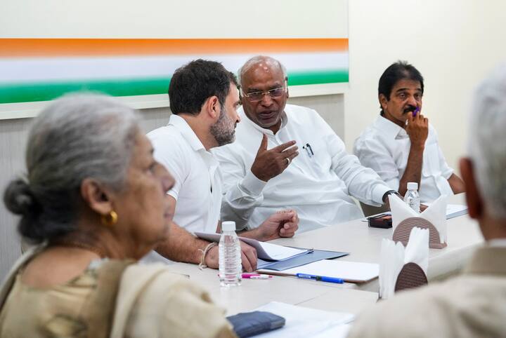 लोक पोल सर्वे के मुताबिक, कांग्रेस हरियाणा में सबसे बड़ी पार्टी बन सकती है. उसे 58-65 सीटें हासिल हो सकती हैं, जबकि उसका वोट शेयर 46-48% हो सकता है.