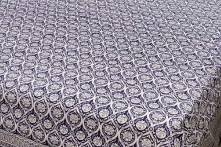 आप अपने बेडरूम को नया और रॉयल लुक देना चाहती हैं, तो अपने बेड पर लगाने के लिए कुछ बेडशीट ट्राई कर सकती हैं.