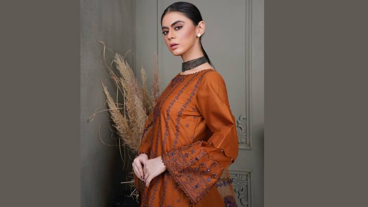 4. Modern Kurta Sets with Palazzo Pants: It’s time to break free from the typical churidar look and opt for stylish kurta pajamas with palazzo pants. Both together provide comfort and an aesthetic look, making them appropriate for long festive hours. Some of the footwear could be of zari work or mirror work to keep the festive momentum going. (Image Source: Canva)