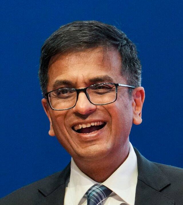 भारत के मुख्य न्यायधीश डीवाई चंद्रचूड़ बनकर एक फ्रॅाड आदमी ने कैब के लिए 500 रुपये मांगे. उसने सोशल मीडिया प्लेटफॉर्म एक्स पर एक यूजर से सीजेआई चंद्रचूड़ बनकर बात की.