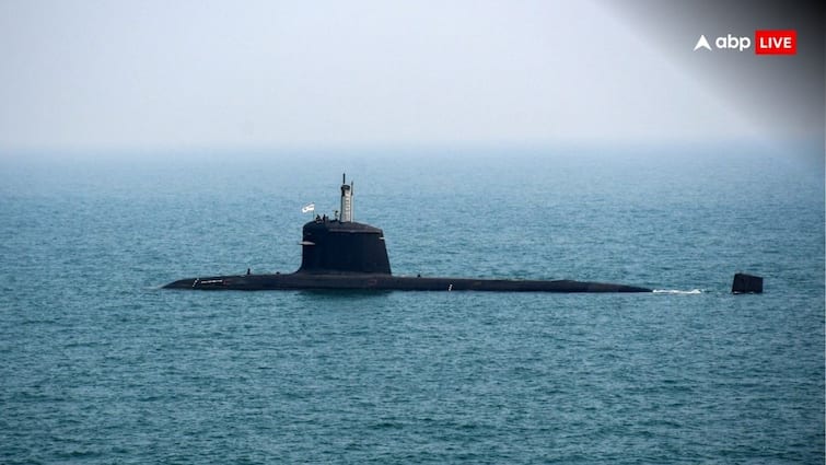 INS Arighaat Arihant-Class submarine was commissioned into the Indian Navy In the presence of Raksha Mantri Shri Rajnath Singh INS Arighaat: भारतीय नौसेना में शामिल हुई INS अरिघात पनडुब्बी, न्यूक्लियर मिसाइल से है लैस, जानें इसकी खासियत