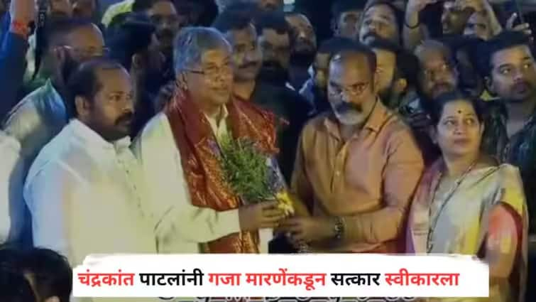 Rohit Pawar criticized after Chandrakant Patil accepted the felicitation from Gaja Marne Pune News Chandrakant Patil: 'लाडका गुन्हेगार योजना...', चंद्रकांत पाटलांनी गजा मारणेकडून सत्कार स्वीकारल्यानंतर रोहित पवारांची सडकून टीका