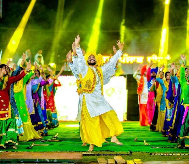 ਇਸੇ ਤਰ੍ਹਾਂ ਸਟੇਡੀਅਮ ਵਿੱਚ ਹੋਏ ਉਦਘਾਟਨੀ ਸਮਾਗਮ ਦੌਰਾਨ ਵਿਦਿਆਰਥੀਆਂ ਦੇ ਸ਼ਾਨਦਾਰ ਪ੍ਰਦਰਸ਼ਨ ਦੀ ਵੀ ਦਰਸ਼ਕਾਂ ਨੇ ਭਰਪੂਰ ਸ਼ਲਾਘਾ ਕੀਤੀ। ਇਸ ਮੌਕੇ ਹਾਜ਼ਰ ਸੰਗਤਾਂ ਨੇ ਆਤਿਸ਼ਬਾਜ਼ੀ ਦੇ ਸ਼ਾਨਦਾਰ ਪ੍ਰਦਰਸ਼ਨ ਉੱਤੇ ਖੂਬ ਤਾੜੀਆਂ ਵੀ ਮਾਰੀਆਂ।