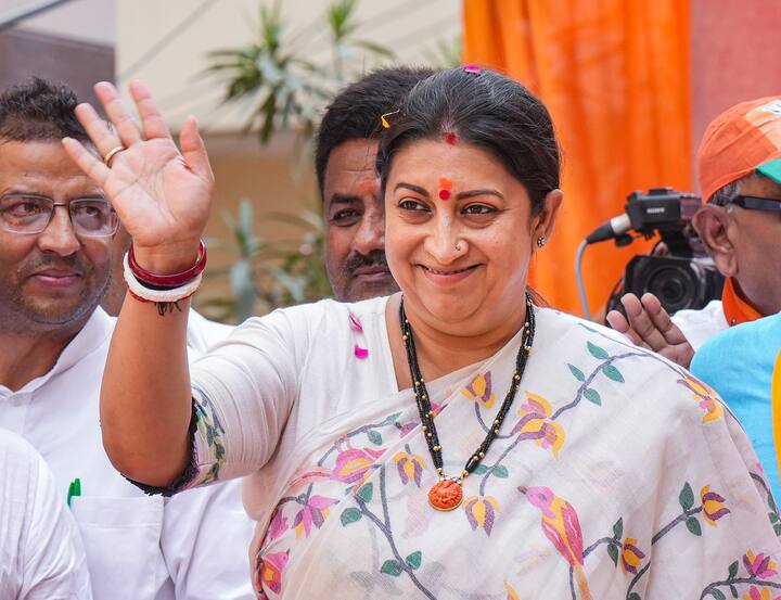 यूपी उप-चुनाव से पहले टीवी पत्रकार सुशांत सिन्हा के साथ पॉडकास्ट में स्मृति ईरानी ने बताया कि हार की खबर पाकर उन्होंने क्या कुछ किया था.