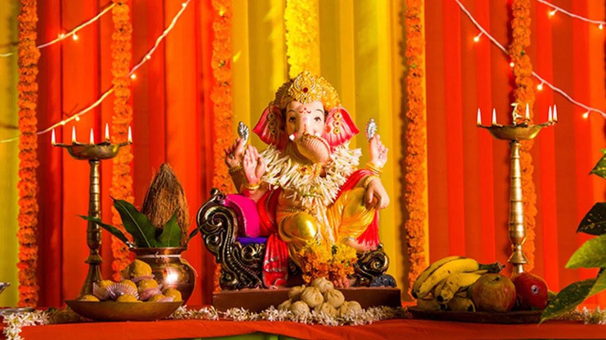 Ganesh Chaturthi 2024 : आतुरता तुमच्या आगमनाची! बाप्पाच्या प्रतिष्ठापनेसाठी करा 'अशी' फर्स्ट क्लास सजावट, प्रत्येकजण करेल कौतुक