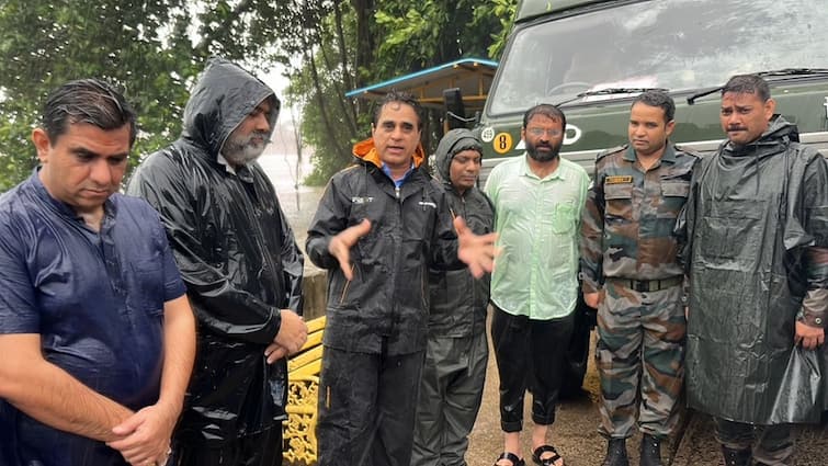 Gujarat Rain bjp leader Praful Pansheriya visited flood affected Kutch Gujarat Rain: પૂરગ્રસ્ત કચ્છની મુલાકાતે પહોંચ્યા પ્રફુલ પાનશેરિયા, બિમાર બાળકીને આર્મીની એમ્બ્યુલન્સમાં અપાવી સારવાર