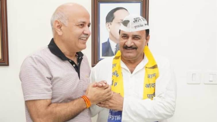 Delhi councillor Ranchandra take u-turn returned in AAP after two day joining in BJP दिल्ली में BJP के साथ खेला, AAP पार्षद ने चार दिनों में ही की घर वापसी