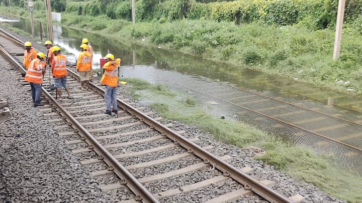 During the continuous rain in the Vadodara region railway guards are working to remove water from the railway track. (X/@DRMBRCWR)