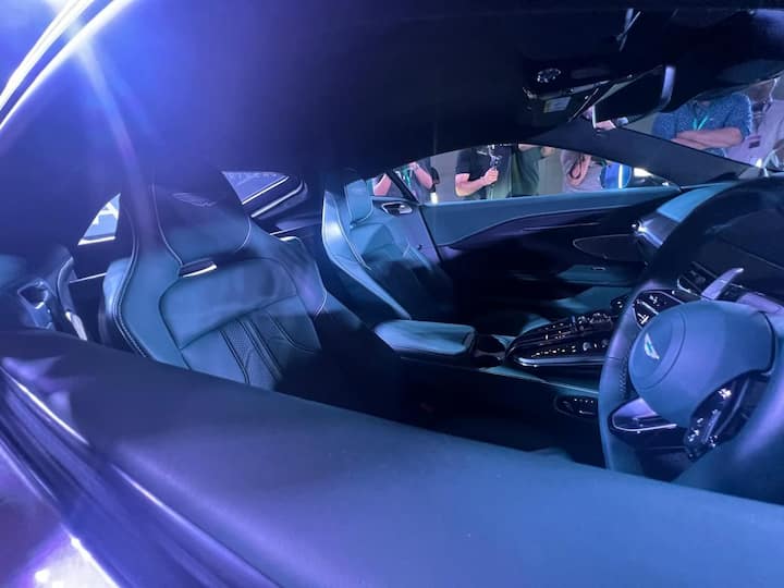 ऑटोमेकर्स ने कार में डैशबोर्ड को ड्राइवर को ध्यान में रखते हुए बनाया है. इस गाड़ी में फिजिकल कंट्रोल के फीचर्स को भी शामिल किया गया है. नया एस्टन मार्टिन एप भी कंपनी लेकर आई है.