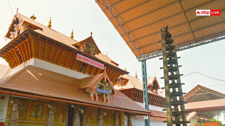 केरल का प्रसिद्ध गुरुवायूर कृष्ण मंदिर जो अपने धार्मिक और पौराणिक महत्व की वजह से जाना जाता है. इस मंदिर में ड्रेस कोड को लेकर काफी सख्त नियम है. इस मंदिर में महिलाओं को केवल साड़ी और सूट पहनने की इजाजत है, जबकि पुरुषों पारंपरिक लुंगी पहनकर ही दर्शन कर सकते हैं. इस मंदिर में वेस्टर्न कपड़े पहनकर जाना वर्जित है.