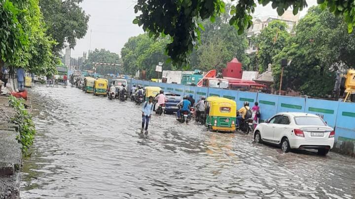 Delhi Rains: दिल्ली के कई इलाकों में बुधवार देर रात और गुरुवार सुबह से हुई भारी बारिश से जनजीवन प्रभावित हुआ. जीटीके रोड, धौला कुआं समेत कई इलाकों में ट्रैफिक जाम की समस्या खड़ी हो गई.