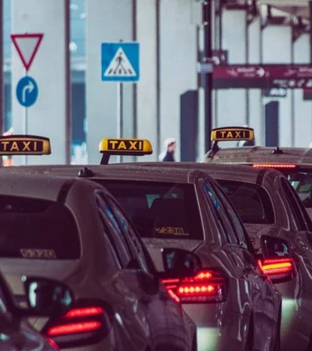 पोस्ट में यह भी लिखा था कि उन्हें कैब वाले को देने के लिए 500 रुपये की जरूरत है और उन्होंने वादा किया कि  कोर्ट पहुंचने के बाद पैसे वापस कर देंगे.