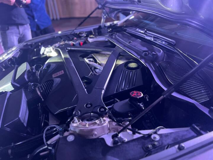 नई वैंटेज में 4-लीटर, ट्विन-टर्बो V8 इंजन का इस्तेमाल किया गया है. इस लग्जरी कार में दिए गए इंजन से 662 bhp की पावर मिलती है और 800 Nm का टॉर्क जेनरेट होता है.