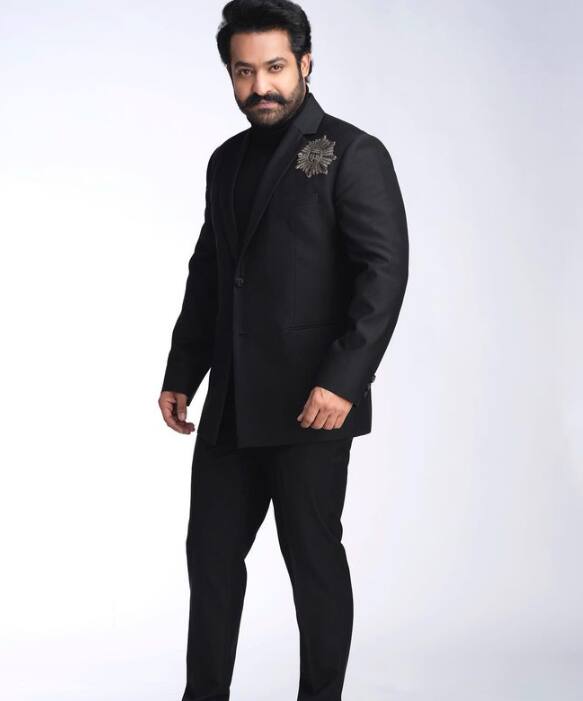 जूनियर एनटीआर ने कई ब्लॉकबस्टर फिल्मों में काम किया है जिसके चलते वे देश के सबसे ज्यादा बैंकेबल साउथ इंडियन एक्टर की लिस्ट में शामिल हैं. हालांकि, साल 2022 में उनकी फिल्म आरआरआर की जबरदस्त सफलता ने उन्हें पैन इंडिया सुपरस्टार बना दिया था. अपनी अब तक की सभी सफलताओं के अलावा, जूनियर एनटीआर को उनके विनम्र स्वभाव और सादगी भरी लाइफ जीने के लिए भी जाना जाता है.