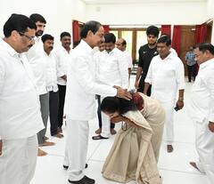 Kavitha met with KCR: బాపు భావోద్వేగం- చాలా కాలం తర్వాత కుమార్తె కవితను చూసి ఎమోషనల్‌ అయిన కేసీఆర్