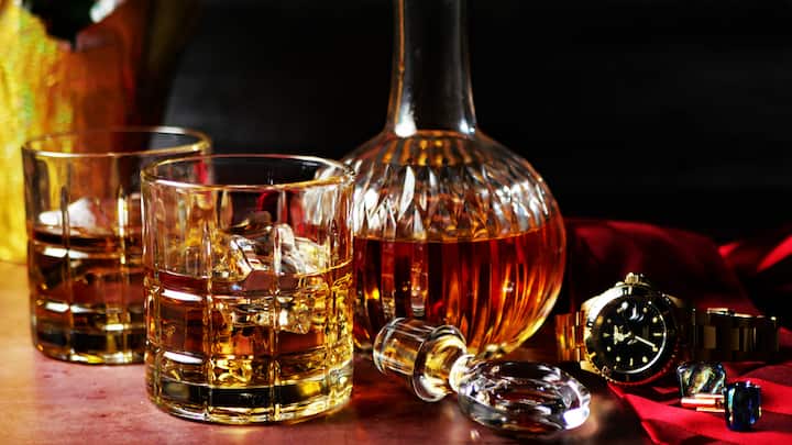 5. Avoid smoking and limit alcohol: Smoking and excessive alcohol consumption can harm your kidneys. Smoking reduces blood flow to the kidneys, impairing their ability to function properly. It also increases the risk of kidney cancer. If you smoke, quitting is one of the best steps you can take for your kidney health. Similarly, excessive alcohol consumption can lead to dehydration, increase blood pressure, and contribute to kidney damage. Limiting alcohol to moderate levels—no more than one drink per day for women and two for men—can help protect your kidneys. (Image source: Canva)