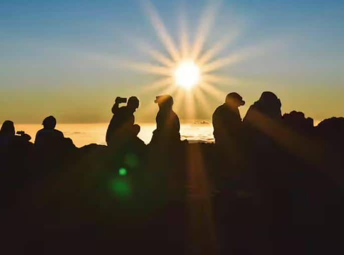 ਸੈਲਫੀ ਲੈਂਦੇ ਸਮੇਂ ਹਰ ਸਾਲ ਕਈ ਲੋਕਾਂ ਦੀ ਮੌਤ ਹੋ ਜਾਂਦੀ ਹੈ। ਕੋਈ ਟਰੇਨ ਦੇ ਸਾਹਮਣੇ ਸੈਲਫੀ ਲੈਂਦੇ ਸਮੇਂ ਆਪਣੀ ਜਾਨ ਗੁਆ ​​ਬੈਠਦਾ ਹੈ, ਤਾਂ ਕੋਈ ਸੈਲਫੀ ਲੈਂਦੇ ਸਮੇਂ ਵਗਦੀ ਨਦੀ ਵਿੱਚ ਡੁੱਬ ਜਾਂਦਾ ਹੈ।