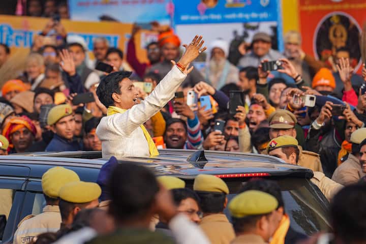 कविताओं के रास्ते होते हुए कुमार विश्वास राजनीति में भी आए और उन्होंने अरविंद केजरीवाल की आप में काम किया.