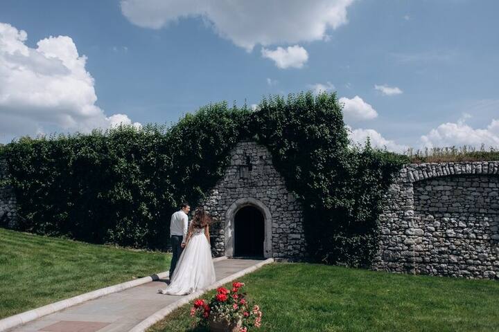 अगर आप किसी किले का सूट लेना चाहते हैं, तो अग्रसेन की बावली एक बेस्ट ऑप्शन है. यहां भी आप प्री वेडिंग शूट कर सकते हैं.