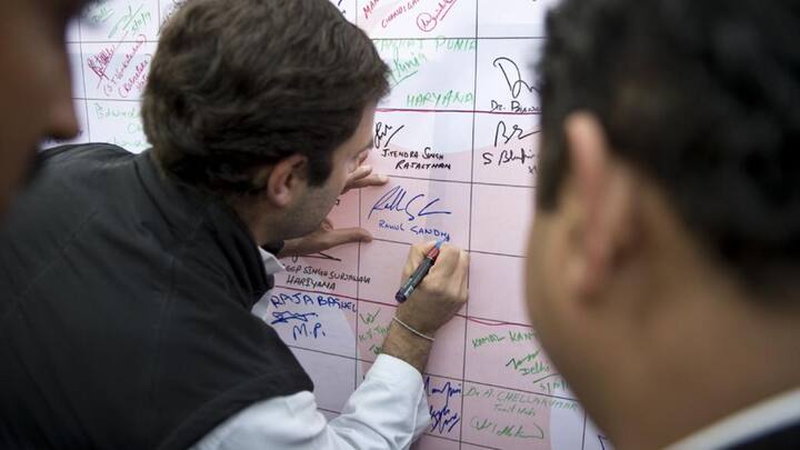 राहुल गांधी जब भी अपने साइन करते हैं तो शुरुआत में कुछ अक्षर बड़े होते हैं. इसके बाद दो अक्षर बड़े होते हैं. हर व्यक्ति की तरह राहुल गांधी का साइन करने का तरीका भी बड़ा अनोखा है.
