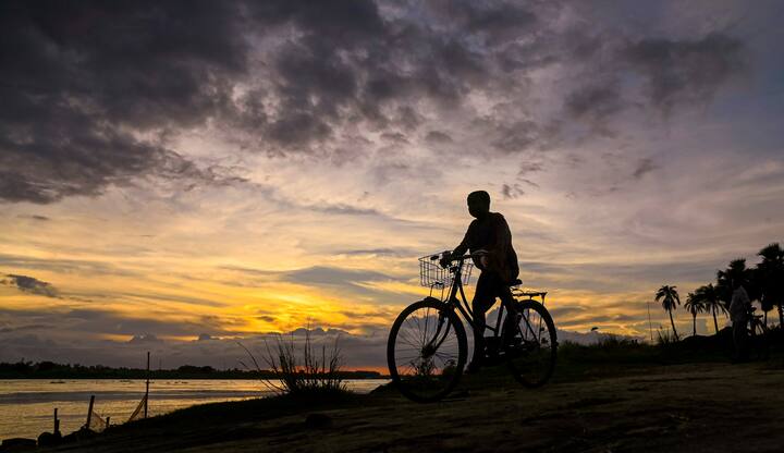 শনি ও রবিবার ভারী বৃষ্টির সম্ভাবনা রয়েছে দুই ২৪ পরগনা, দুই মেদিনীপুর, ঝাড়গ্রাম-সহ দক্ষিণবঙ্গের একাধিক জেলায়।