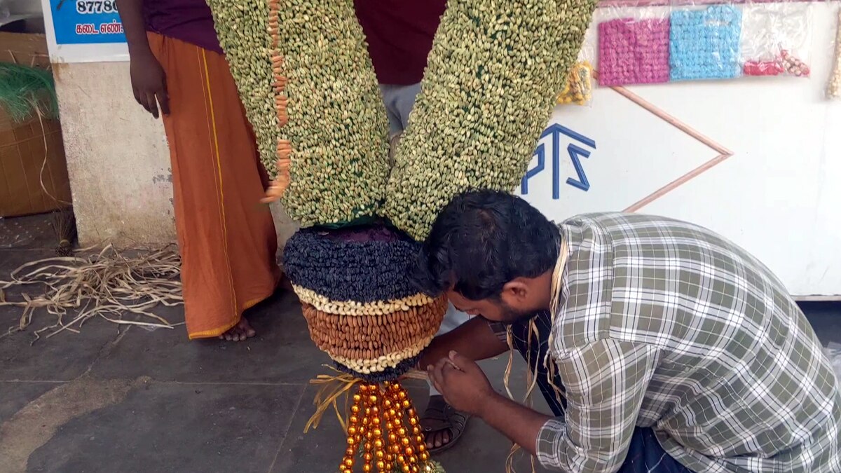 ”உலர் பழங்களைக் கொண்டு வடிவமைக்கப்பட்ட ஆள் உயர மாலை”  அசத்திய பூ வியாபாரி..!