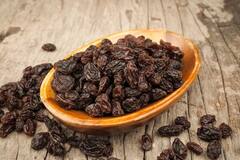 Beauty Tips: चेहरे के लिए वरदान है काली किशमिश, जानें इस्तेमाल करने का तरीका