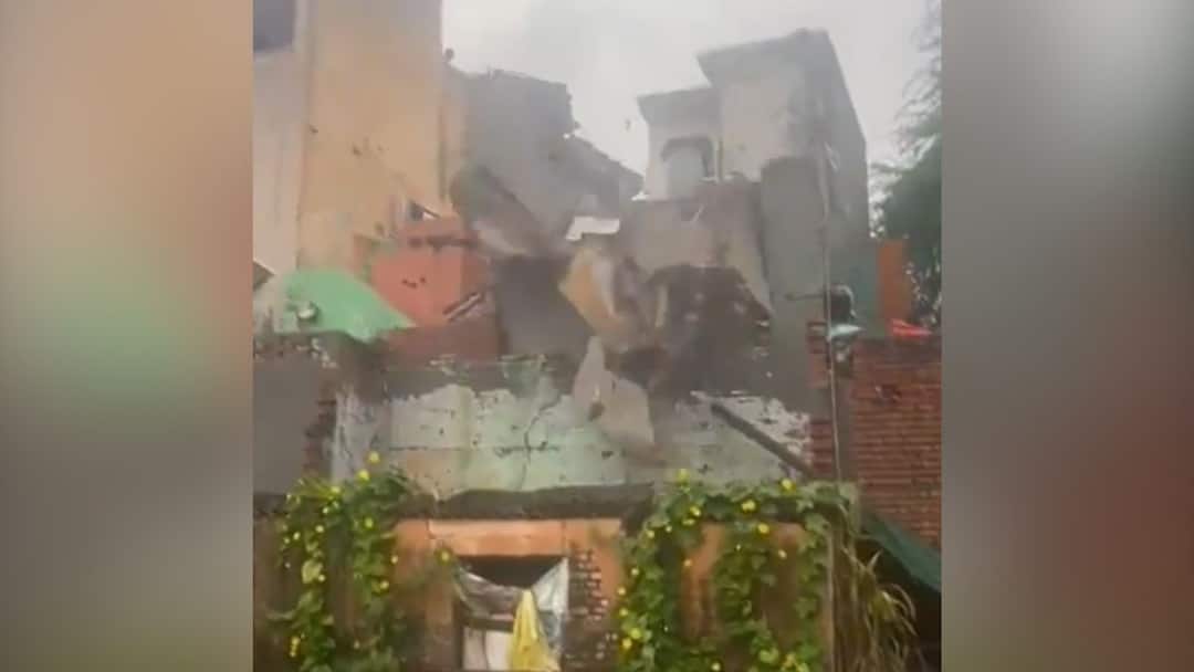 On Cam: House Collapses Like Pack Of Cards In Faridabad Due To Heavy Rain On Cam: House Collapses Like Pack Of Cards In Faridabad Due To Heavy Rain