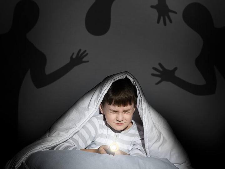 ਹਨੇਰੇ ਦਾ ਡਰ, ਜਿਸ ਨੂੰ 'ਨਾਈਕਟੋਫੋਬੀਆ' ਕਿਹਾ ਜਾਂਦਾ ਹੈ, ਇੱਕ ਅਜਿਹਾ ਡਰ ਹੈ ਜੋ ਇੱਕ ਵਿਅਕਤੀ ਨੂੰ ਹਨੇਰੇ ਵਿੱਚ ਹੋਣ 'ਤੇ ਬਹੁਤ ਜ਼ਿਆਦਾ ਚਿੰਤਾ, ਘਬਰਾਹਟ ਅਤੇ ਤਣਾਅ ਮਹਿਸੂਸ ਕਰਦਾ ਹੈ। ਇਹ ਡਰ ਬਚਪਨ ਤੋਂ ਸ਼ੁਰੂ ਹੋ ਸਕਦਾ ਹੈ, ਪਰ ਕਈ ਵਾਰ ਇਹ ਵੱਡੇ ਹੋਣ ਤੋਂ ਬਾਅਦ ਵੀ ਬਣਿਆ ਰਹਿੰਦਾ ਹੈ। ਜੇਕਰ ਇਹ ਡਰ ਇੰਨਾ ਵੱਧ ਜਾਂਦਾ ਹੈ ਕਿ ਤੁਸੀਂ ਹਨੇਰੇ ਵਿੱਚ ਸੌਂ ਨਹੀਂ ਸਕਦੇ, ਜਾਂ ਤੁਸੀਂ ਸਿਰਫ਼ ਹਨੇਰੇ ਬਾਰੇ ਸੋਚਣ ਤੋਂ ਡਰਦੇ ਹੋ, ਤਾਂ ਇਹ ਇੱਕ ਗੰਭੀਰ ਸਮੱਸਿਆ ਹੋ ਸਕਦੀ ਹੈ।