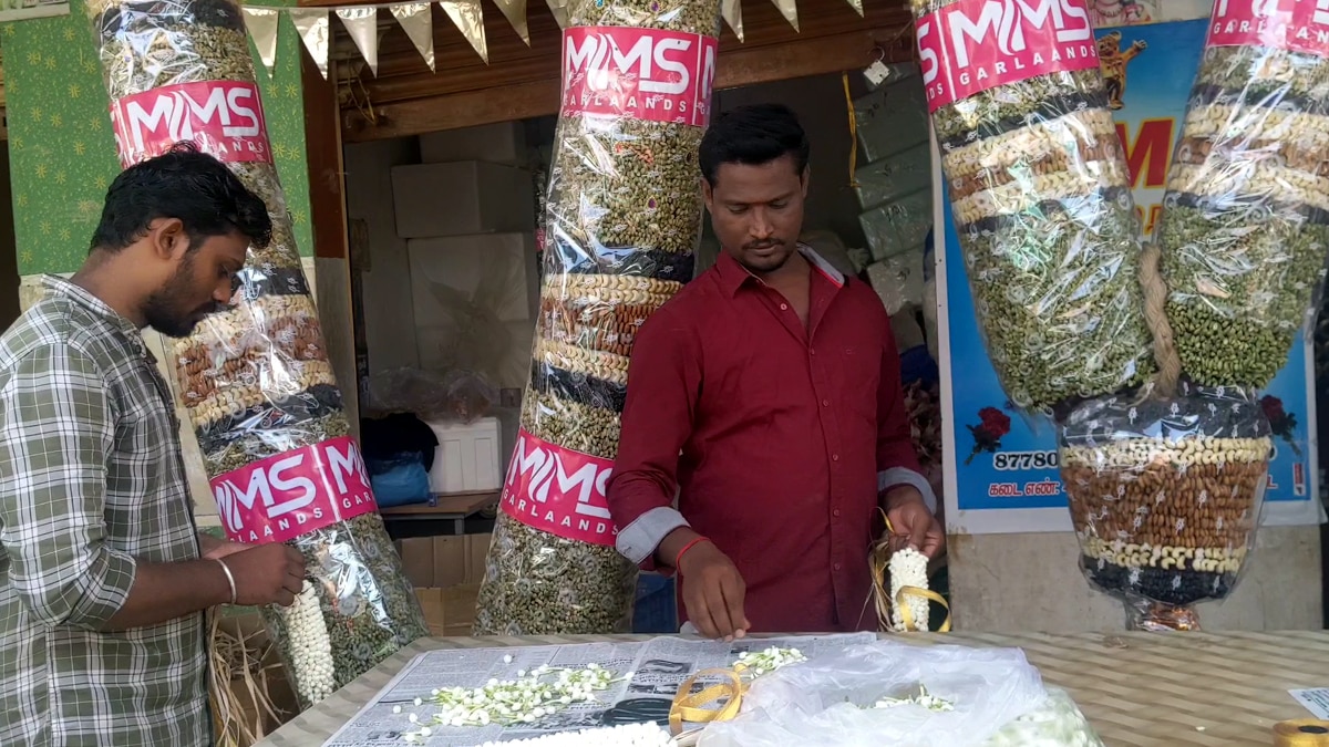 ”உலர் பழங்களைக் கொண்டு வடிவமைக்கப்பட்ட ஆள் உயர மாலை”  அசத்திய பூ வியாபாரி..!