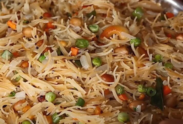 அடுத்தது வறுத்து வைத்துள்ள முட்டையை, சேமியாவோடு சேர்த்து கிளறிவிட்டு கொத்தமல்லி இலை தூவி இறக்கினால் சுவையான சேமியா முட்டை புலாவ் தயார்.