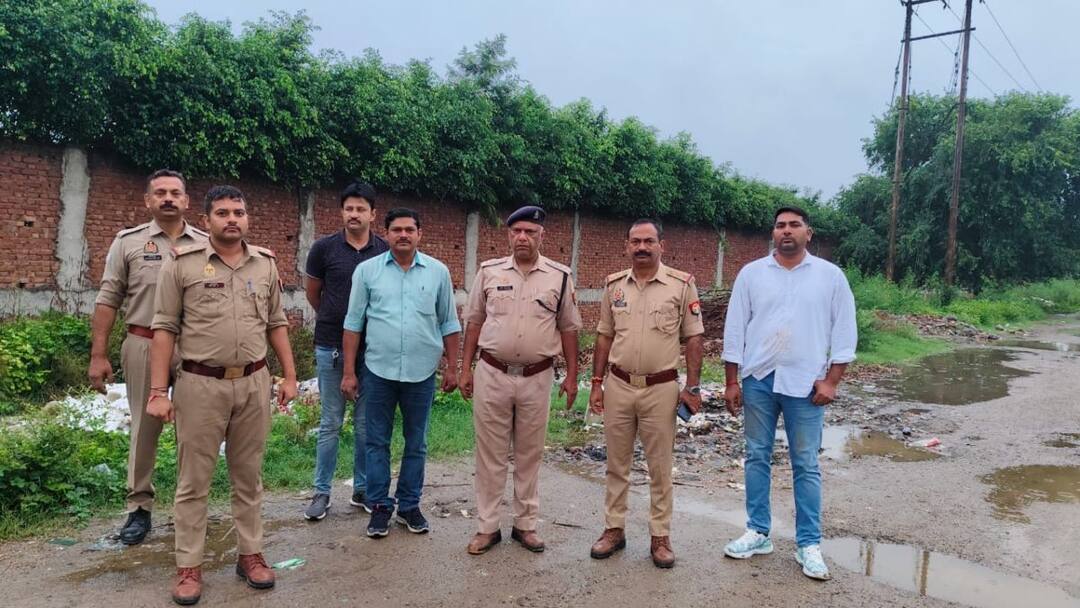 Greater Noida News: एटीएम कार्ड चोरी कर खाते से रकम निकालने वाले चार बदमाश गिरफ्तार, एक के पैर में लगी गोली Greater Noida News Four miscreants arrested for stealing ATM card and withdrawing money from the account ann Greater Noida News: एटीएम कार्ड चोरी कर खाते से रकम निकालने वाले चार बदमाश गिरफ्तार, एक के पैर में लगी गोली