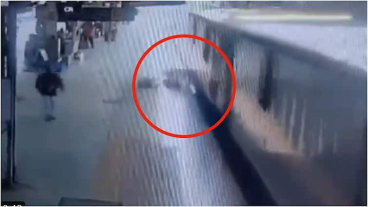 Video: Cop Saves Woman Hit By Train While Crossing Railway Tracks On Maharashtra's Jalgaon Station Video: Cop Saves Woman Hit By Train While Crossing Railway Tracks On Maharashtra's Jalgaon Station