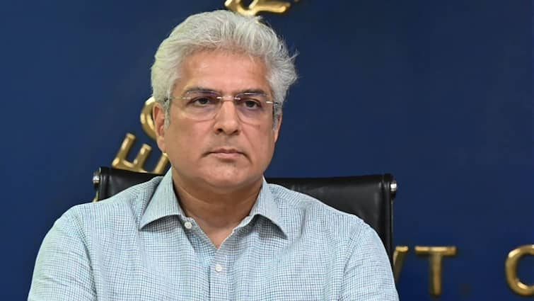 Delhi Minister Kailash Gahlot On Vehicle Traffic Charges Waived Mohalla Bus Services ANN दिल्ली में पब्लिक ट्रांसपोर्ट के लिए सालाना व्हीकल ट्रैफिक चार्ज माफ, कैलाश गहलोत का ऐलान