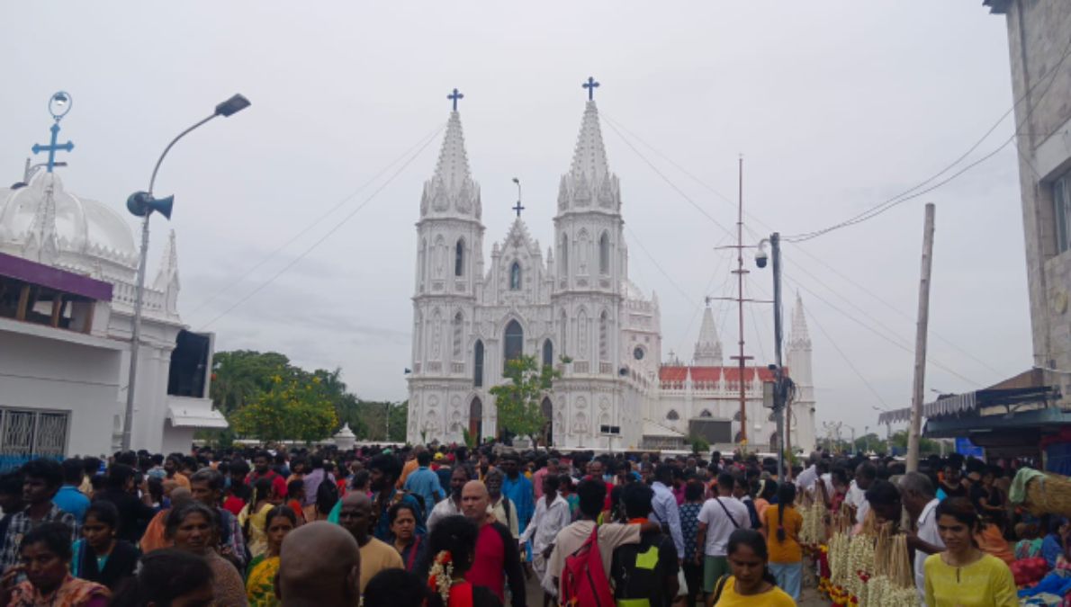 Velankanni thiruvizha 2024 : ”வேளாங்கண்ணியில் திரண்ட பொதுமக்கள்” வெயிலை கூட பொறுப்படுத்தாமல் பிரார்த்தனை..!