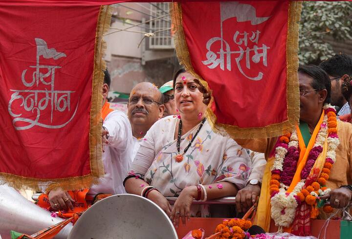 पूर्व केंद्रीय मंत्री स्मृति ईरानी के मुताबिक, वह दुर्गा मां-शंकर जी में बहुत आस्था रखती हैं. हार की जानकारी पर वह उन्हीं की प्रतिमा के सामने गई थीं.