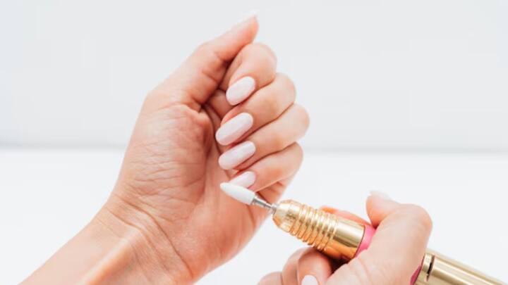 নিয়মিত ডায়েটে সেদ্ধ ডিম, সেদ্ধ দানাশস্য, মাশরুম, কলা রাখুন। বায়টিন সমৃদ্ধ খাবার খেলে নখ তাড়াতাড়ি বাড়ে।                                                                           ডিসক্লেইমার : কপিতে উল্লেখিত দাবি, পদ্ধতি পরামর্শস্বরূপ। প্রয়োজনীয় চিকিৎসাপদ্ধতি/ডায়েট ফলো করার জন্য অবশ্যই বিশেষজ্ঞ / চিকিৎসকের সঙ্গে কথা বলুন ও সেইমতো নিয়ম মেনে চলুন।