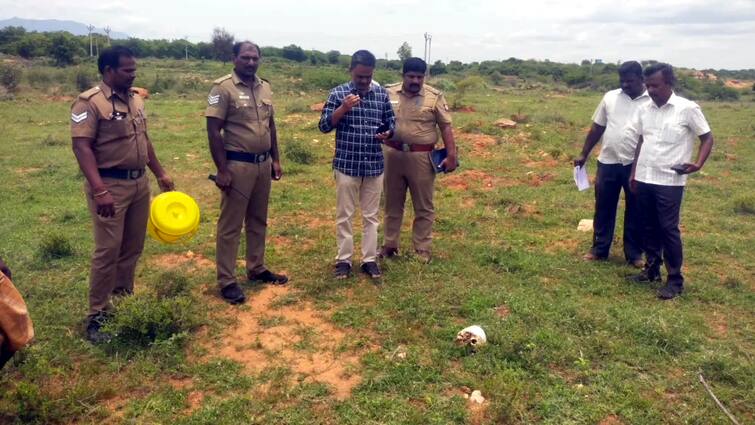 Separate discovery of skulls and skeletons in farmer's land behind vaigai Dam. வைகை அணை பின்புறம் உள்ள விவசாயி நிலத்தில்  மண்டை ஓடு மற்றும் எலும்புக்கூடுகள் கண்டெடுப்பு